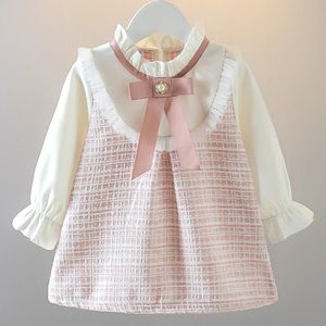 På våren småbarn flicka klänningar koreansk mode söt båge mesh pläd långärmad prinsessa barn klär baby kläder outfit bc464 240423