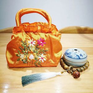 オリエンタル美学オレンジ色のメイクアップバッグ中国の伝統的な手作りの花リボン刺繍バッグハンドルハンフアクセサリー240425