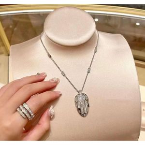 Mode hänge halsband titan stål pläterat 18k guld ormhuvud halsband b hög upplaga personlig diamant inlagd valentins dag gåva till kvinnor