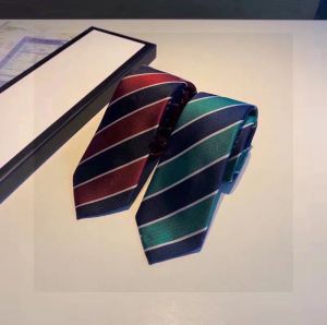 Designer Mens Silk Brand Neck Ties Tie a strisce per uomini Formale Business Fette Wedding Gravatas Red and Green Ties with Box and Tote Bag