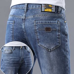 Luxury Light Jeans For Mens High End European Fashion Märke Tryckt Slim Fit Small Feet Pants Korean Edition Elastic Youth