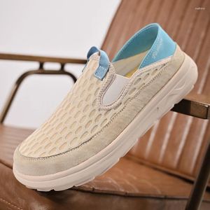 Scarpe casual estate per uomini in rete slittamento traspirante su maschile mobili grigio beige da uomo che cammina