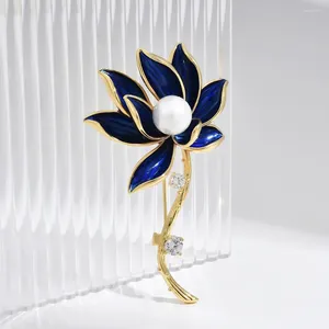 Broscher emaljblå lotus brosch för kvinnor elegant pärla blomma växt korsar guld färg smycken tillbehör parti gåvor