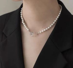 Collana di perla saturno incorporata a diamante a diamante femmina influencer online leggero lussuoso pianeta diamante pianeta clavicola catena di moda 2024