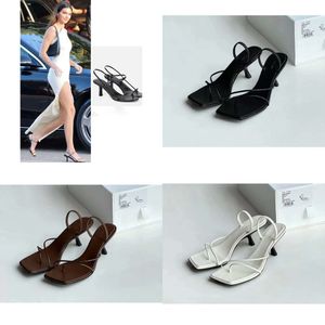 Designer Row Sandals French Lady Leather Toe Clip Square Kattunge Heel Casual Bekväm utomhusfest tofflor 33KC Lear Original kvalitet