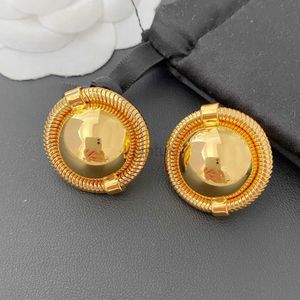 Estudo vintage clássico requintado de moda redonda botão redondo Brincos de clipe banhados a ouro D240426