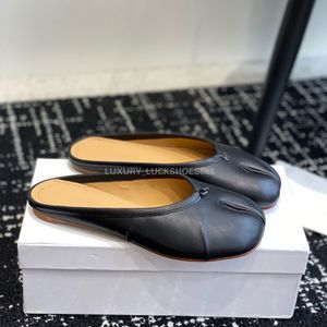 Najwyższej jakości kapcie TABI Sandały muły buty pasek damski komfort slajdów skórzany poślizg na płaskich butach wakacyjnych luksusowe designerskie buty slajdy fabryczne z pudełkiem