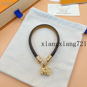 2024 Elegant Designer Leather Bracelet Unsex Letter Detailing Fashionable Flower Embellished Bangle