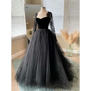 Abiti gotici grigi lunghi neri e maniche in pizzo in tulle Appliques spazzano un treno da giardino abiti da sposa vintage a cuore abiti da sposa a livello