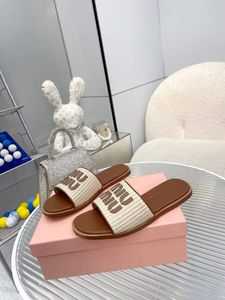 Mode kvinnliga tofflor sandaler gilda glaslägenheter slidres kontor glider Italien Delikat brun svartvit vävning läder designer sommar pool rolig toffel låda eu 35-43