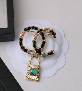 23ss Luxury Brand Designer Letters Brooches Vintage Small Sweet Wind Gold Plated Brooch Suit Pin Crystal Pearl Fashion Jewelry Acc4800756