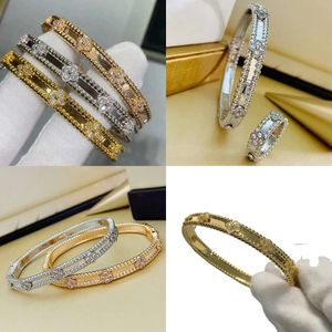 Bransolety marki Bangle Designer For Women Gold Pleted Full Crystal Four Leaf Perlee Sweet Clover Flower Mankiet Valentine Party Biżuteria Oryginalna jakość