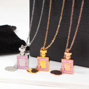 Online Fashion Small Fragrance Perfume Bottle Pendant Chain for Womens Doubles c Niche Design Set with Zircon Titanium Steel Necklace