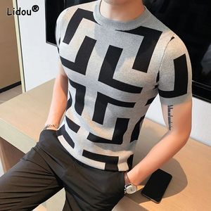2023 Herren Bekleidungsmann Pullovers Mode Skinny Printing Korean Frühling Herbst Kurzarm hübsches dünner runder Nacken T -Shirts 240424