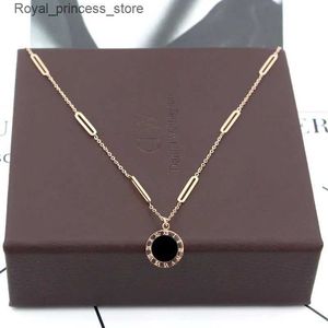 Colares pendentes Colar de colar feminino de moda colar de aço inoxidável preto e branco Colar de casca com colar de jóias de casamento para mulheres de luxo romano N078 Q240426