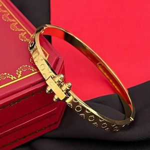 Klassisk designer 18K Guldpläterad rostfritt stål Kärlek Bangle Armband Armband manschettkvinnor präglad stämpel lyx charm armband brev smycken