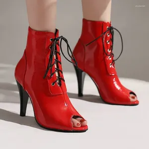 Kleidungsschuhe 2024 Patentleder rot schwarzer Peepzehen gekreuzt Schnüre sexy Frauen Spike High Heels Sommerstiefel Gladiatoren Sandalen Sandalen