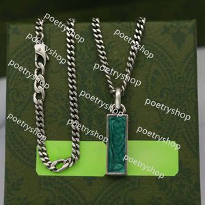 Hänghalsband topp lyxig designhalsband för män och kvinnor designer dubbel bokstav hänger halsband kedja mode smycken grön emalj vertikal bar