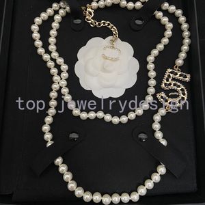Łańcuchy perłowe Wysokiej jakości miedziana marka listów Naszyjniki projektant Design Diamond Wiselant Choker for Women Girl Walentynki Prezent biżuterii zaręczyn