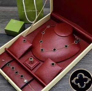 2024 Classic Four Leaf Clover Necklaces Pendants New Gold Lucky Bracelet Necklace Earring Set Live Broadcast