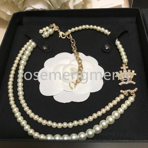 Jóias de designer de colar de letra de ponta de alta qualidade de colares de ouro de alta qualidade de cobre 18k Marca de ouro Cristal Chain Men Mulheres gargantilhas Pingent Wedding Gift