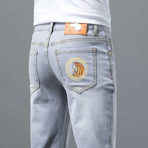 High-end europeiska män beskurna jeans sommar tunn och trendig casual smal fit elastisk digital tryck broderi