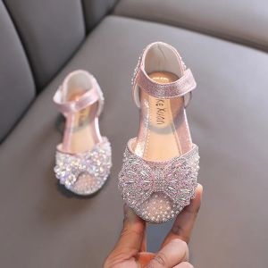 Badkläder Little Girl Sequin Sandals Summer New Rhinestone Bow Princess Sandaler Fashion Bling Kids Wedding Soft Flat Sandals Storlek 2136