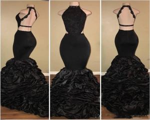 2020 Black Mermaid Prom Dresses Halter Neck spetsapplikationer Tiered Ruched Criss Cross Backless Sweep Train Plus Size Party Even9251886