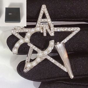 Hot Stars Broches Homem Homens Designer Feminino Carta Broche 18K Incluste Gold Crystal Rhinestone Pearl Jewelry Broche Charm Pins Casar
