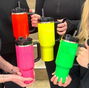 Elektrisk rosa 40oz tumbler gul orange neongrön släckare H2.0 rostfritt stål tumlers koppar med silikonhandtag lock halm vinter rosa neonrosa bilmuggar 0426