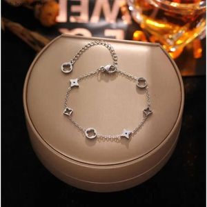 Mais novo designer de estilo de luxo moda de quatro colares de bracelete de trevo folhas feminino Bracelets Acessório de alta qualidade Jewelry Anniversary Presente 6157