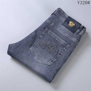 Herr jeans designer jeans män byxor klassiska broderade jeans casual mens byxor plus storlek mode rak jeans 29-42 h69g