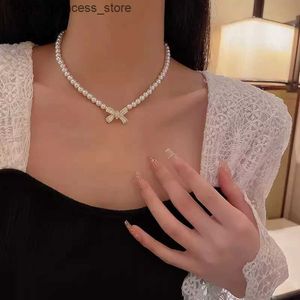 Hänghalsband trenden bröllopsfest smycken pärlbåge hänge halsband för kvinnor elegant vit imitation pärlkedja halsband x0201 q240426