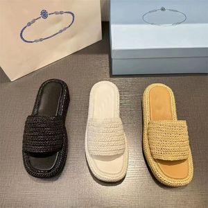 Простые ползунки соломенная дизайнер для женщин Mule Beach Bool Luxury Slippers Flat Comfort Summerals Женщины модные вязаные клинья на открытом воздухе SH014 B4