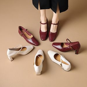 2024 Lady Leather Lady Dress Shoes 2cm 4,5 cm 7cm Chunky 3 Styles klackar Sandaler Square Toes Mary Jane One-Line Buckle Wedding Party Hook Loop Pleated Buckle Size 34-42