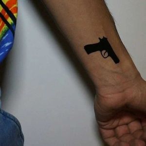 Trasferimento tatuatore impermeabile tatuaggio temporaneo tatuaggio classico pistola nera di piccole dimensioni body arte falsa tatto flash tatuaggio da polso per uomo donna donna 240426