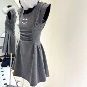 Trendiga helt nya sexiga brev flygande hylsor klänning kvinnors crewneck veckade midja a-linjen kjol