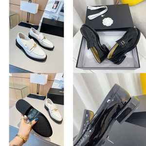 S 2023 Designer Flat Sandals Dress Shoes Black and White Patent Genuine Leather Loafers Women Fashion Comfortable Casual Shoes als hoes hoes Original Quality