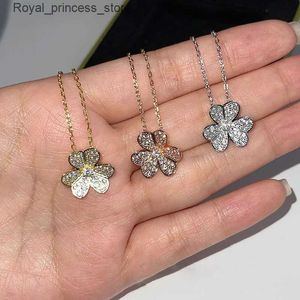 Pendant Necklaces 925 Silver Full Diamond Clover Necklace Suitable for European and American Womens New Fashion Sweet Temperature Famous Q240426