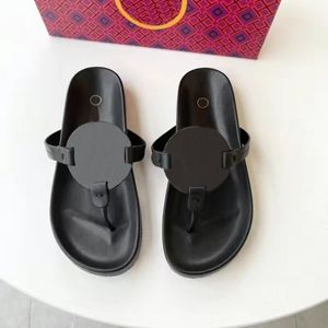 Marka Kadın Tasarımcı Sandalet Kesme Desen Daireler Düşük Topuk Toslippers Moda Lüks Terlik Kauçuk Yaz Flip Flops Açık Plaj Ayakkabıları 35-42 AAA886