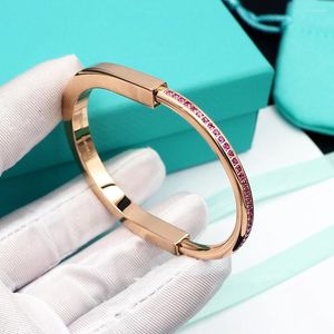 Bangle -armband för damer och flickor. Lyster högkvalitativ uppsättning med rosa diamanter. Glamorösa lyxiga smycken utsökta gåvor.