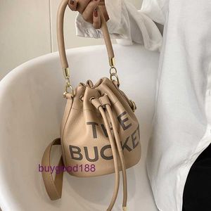 Designer de luxo Miozj Bolet Bag Bag Feminino 2024 Novo Moda portátil Nicho Impresso Letra Messenger