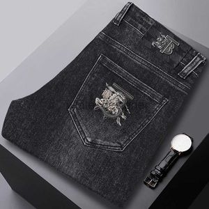 デザイナージーンズメンズ秋冬男性のための新しいファッションブランドジーンズ青年スリムフィット小さな足の弾性刺繍ブラックパンツ