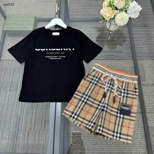 Modne dresy dla niemowląt Summer Designer Designer Rozmiar 100-160 cm T-shirt z drukowaniem literowym i wielorakim szorty w paski 24 kwietnia