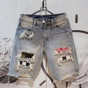 2024 Nya sommarmän rippade denim mode tiggare skrapade femdelar set kvinnor jeans shorts 240115