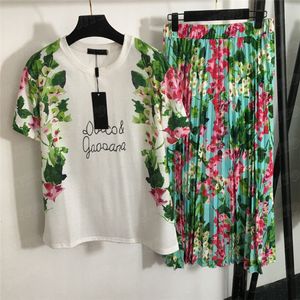 Цветочные рисунки T Рубашки Юбка Женщины мода с винтажными складками с двумя частями.