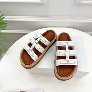 Sandals di design di alta qualità scarpe pianeggianti per pannelli marroni e neri Donne Summer Outs Wear 2024 Nuovo Spesso Sandali in pelle in pelle in pelle rossa.