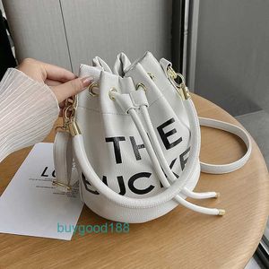 Luxur Designer Miozj Bucket Bag Pop Bag vår Koreansk utgåva Fashion Mother and Child Minimalist Handbag Instagram Womens Crossbody Bucket