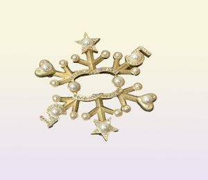 Ny stil frostat guld mode snöflinga form broscher märke designer brosch damer pärla kristall dekoration252d3556057