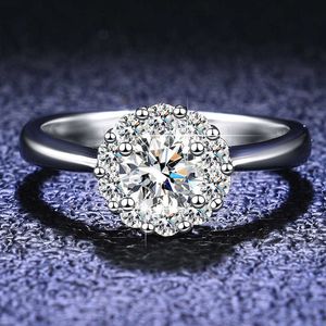 Sier 925 Sterling Womens Ring Imitation Diamond 1 D-färg Moissanite Wedding Ring Four Claw Round Bag Luxury Group Set Diamond